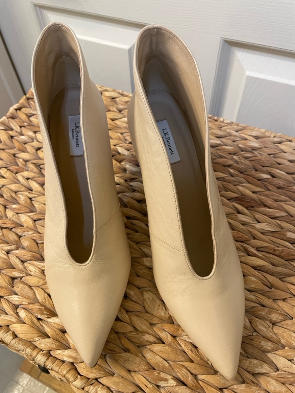 LK Bennett London Corrina Cream Pointed-Toe Leather Pumps 39.5 / best fit 8.5 US